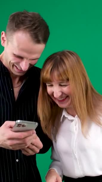 Video Mladých Párů Sledujících Vtipné Video Mobilním Telefonu Černobílé Oblečení — Stock video