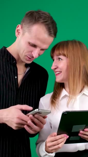 Mladý Pár Dva Přátelé Držící Ruce Pomocí Mobilního Telefonu Tabletu — Stock video