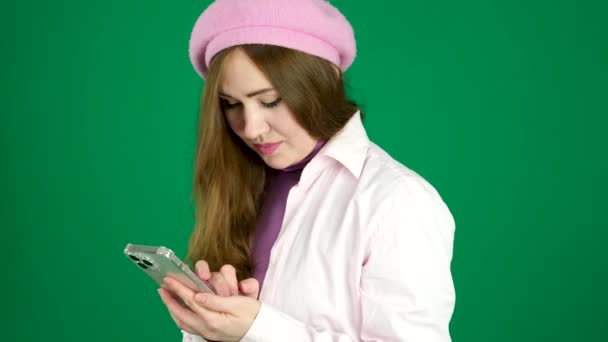 Красива Француженка Рожевому Береті Грає Пише Купує Телефону Смартфон Зеленому — стокове відео