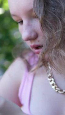 Pembe elbiseli genç bir kızın tek başına seyahat etme hikayesi. Bir kafeye girer, Vancouver seti boyunca yürür, gökyüzü trenine biner. Bir turist Kanada 'da büyük bir şehirde yürür. Yüksek kalite 4k görüntü