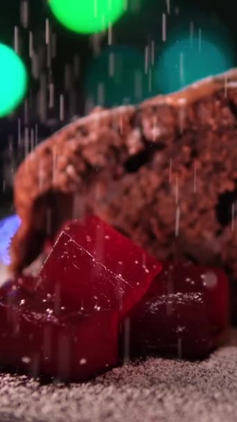 Lahodný Sladký Čokoládový Dort Kousky Želé Zblízka Posypejte Cukrem Prášku — Stock video