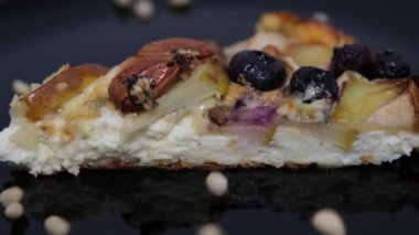 Turta, çeşitli atıştırmalıklar ve taze armutlar, çam fıstığı serpiştirilmiş lezzetli ve sağlıklı yiyecekler, ağır çekim. Yüksek kalite 4k görüntü