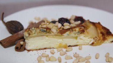 Turta, peynir ve taze armuttan çeşitli atıştırmalıklar, çam fıstıklı, kakao serpiştirilmiş, lezzetli ve sağlıklı yiyecekler, yavaş çekim. Yüksek kalite 4k görüntü