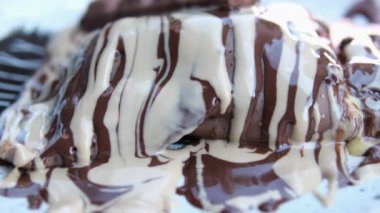 Beyaz ve sütlü çikolatalı muzlu kruvasan. Çok lezzetli ve iştah açıcı. Yüksek kalite 4k görüntü