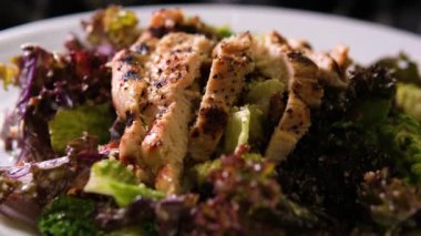 Avokado ve kiraz domatesli ızgara tavuk salatası. Sağlıklı beslenme konsepti. Yüksek kalite 4k görüntü