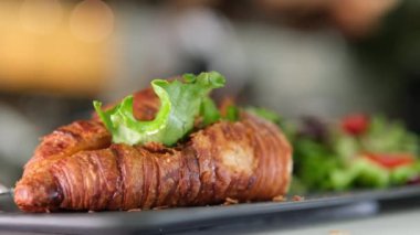 Farklı dolgularla kruvasan pişirmek. Yüksek kalite 4K görüntü. Yüksek kalite 4k görüntü