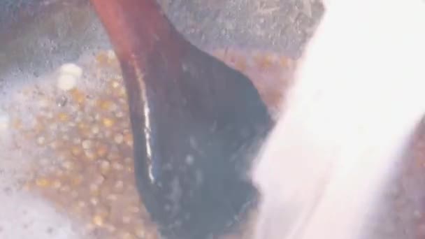 Pattogatott Kukorica Készítésének Folyamata Cukor Hozzáadása Forró Kukoricamagvak Keverése Popcorn — Stock videók