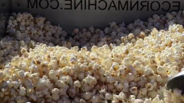 Super Zeitlupenaufnahme Von Frischem Flauschigem Popcorn Das Richtung Kamera Fliegt — Stockvideo