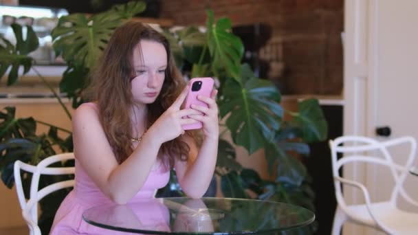 Gadget Sucht Die Junge Attraktive Frau Benutzt Ein Smartphone Runzelt — Stockvideo