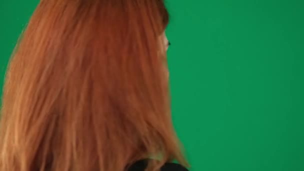 빨간머리 소녀의 클로즈업 크로마 스튜디오 클로즈업 미국인에서 배경에 프레임 여자에서 — 비디오