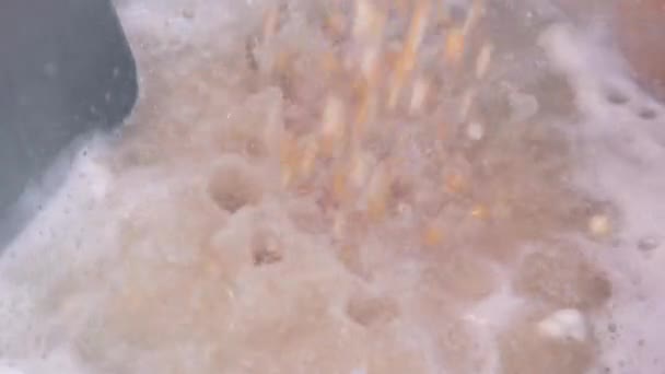 Proces Výroby Popcornu Nalitím Kukuřičných Zrn Horkého Popcornového Sirupu Vysoce — Stock video