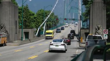 Vancouver Canada 06.07.023 Lion Gate Köprüsü Trafiği, araba trafiği Yaz günü demir yapı güneş parlıyor açık gökyüzü, dağlar. Yüksek kalite 4k görüntü