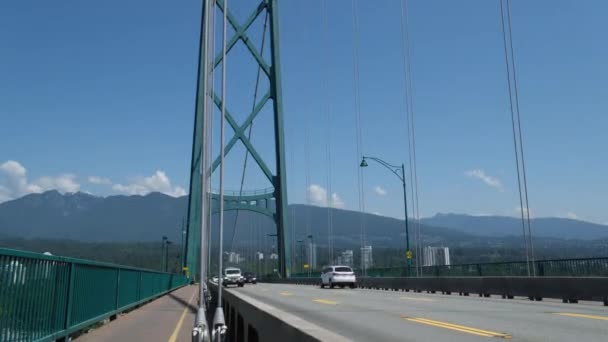 温哥华 加拿大 2007年7月23日狮子门大桥交通 汽车交通 夏日铁建筑 阳光灿烂 天空清澈 群山环抱 高质量的4K镜头 — 图库视频影像