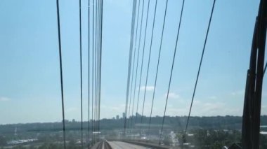 Tren köprünün üzerinden geçer. Hareket eden bir metro treninin arka penceresinden bak. Vancouver Kanada. Yüksek kalite 4k görüntü