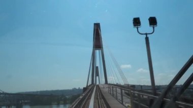 Hareket halindeki bir metro treninin arka penceresinden bak. Vancouver Kanada. Yüksek kalite 4k görüntü