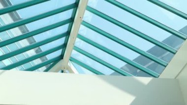 Pencere, lüks bir evin cam tavanı, alışveriş merkezi. Yüksek kalite 4k görüntü