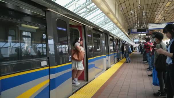 温哥华加拿大07 2023地铁站 人们走出车厢 站在平台上高质量的4K镜头 — 图库视频影像