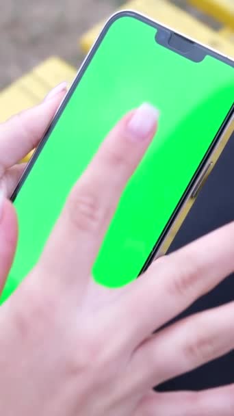 Mujer Joven Usando Smartphone Con Maqueta Pantalla Modo Verde Chica — Vídeos de Stock