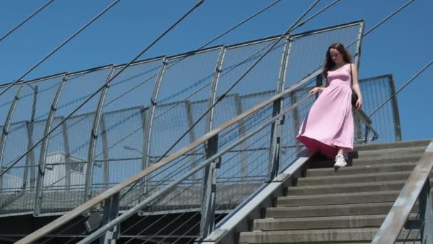 Uma Garota Europeia Vestido Longo Rosa Desce Escadas Uma Travessia — Vídeo de Stock