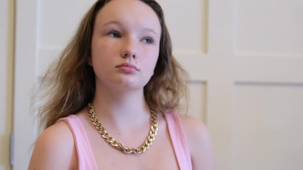 Smutna Młoda Dziewczyna Prostuje Włosy Szyi Złoty Łańcuch Różowa Sukienka — Wideo stockowe