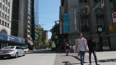 Vancouver Canada 06.07.2023 Şehir yaşamı, yaz güneşli bir gün, insanlar yolun karşısına geçiyor. Yüksek kalite 4k görüntü