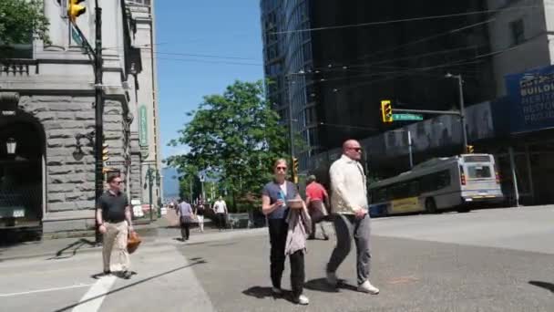 バンクーバー カナダ 2023 都市生活 夏の晴れた日 人々は道路を渡ります 高品質の4K映像 — ストック動画
