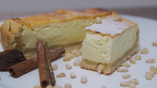 Ciasto Śmietankowe Dwie Warstwy Ciasta Francuskiego Wypełnione Bitą Śmietaną Wysokiej — Wideo stockowe