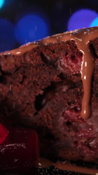 ダークチョコレートのファッジケーキのスライスに注ぐチョコレートアイシング おいしいチョコレートケーキのクローズアップビュー 高品質の4K映像 — ストック動画
