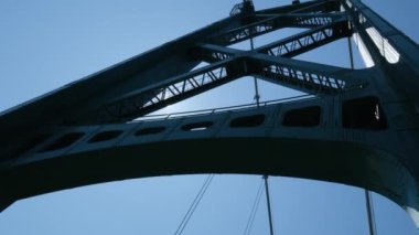 Güneşteki demir köprü yapıları, çok güzel bir video, yakın çekim. Lion Gate Köprüsü Vancouver, Kanada. Yüksek kalite 4k görüntü