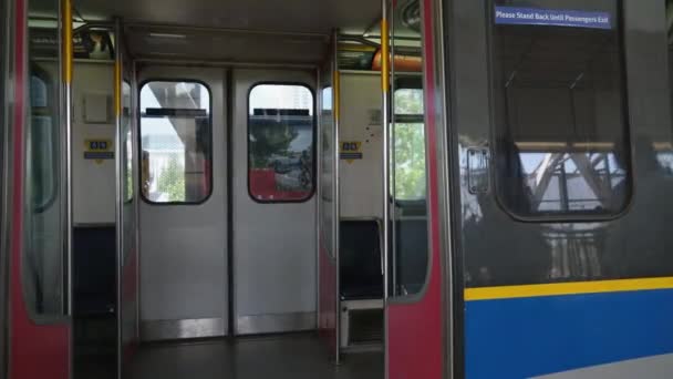 Ванкувер Канада 2023 Станция Метро Поезд Двери Открыты Высококачественные Кадры — стоковое видео