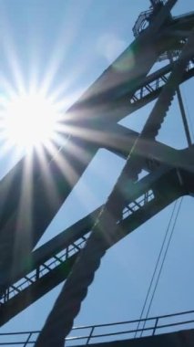 Güneşteki demir köprü yapıları, çok güzel bir video, yakın çekim. Lion Gate Köprüsü Vancouver, Kanada. Dikey video, yüksek kalite 4k görüntü
