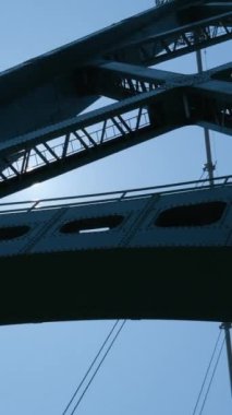 Güneşteki demir köprü yapıları, çok güzel bir video, yakın çekim. Dikey video, Lion Gate Köprüsü Vancouver, Kanada. Yüksek kalite 4k görüntü