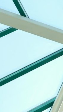 Pencere, lüks bir evin cam tavanı, alışveriş merkezi. Dikey video, yüksek kalite 4k görüntü
