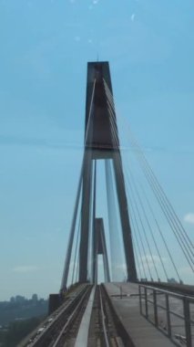 Hareket halindeki bir metro treninin arka penceresinden bak. Vancouver Canada, dikey video. Yüksek kaliteli FullHD görüntüler