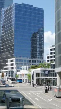 Vancouver Canada 06.07.2023 Şehir yaşamı, yaz güneşli bir gün, dikey video. Yüksek kaliteli FullHD görüntüler