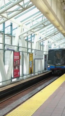 Vancouver Canada 07.06.2023 metro istasyonu. İnsanlar vagonlardan inip platformda dikey videoda duruyor. Yüksek kaliteli FullHD görüntüler