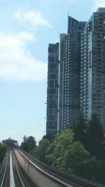 Hareket halindeki bir metro treninin arka penceresinden bak. Vancouver Canada, dikey video. Yüksek kaliteli FullHD görüntüler