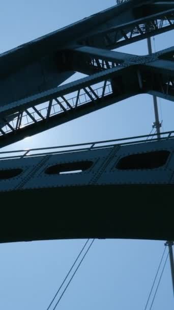 铁桥结构在阳光下 非常美丽的视频 近距离拍摄 垂直视频 狮门大桥 温哥华 加拿大 高质量的4K镜头 — 图库视频影像