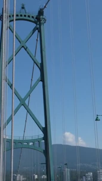 温哥华 加拿大 2007年7月23日狮子门大桥交通 汽车交通 夏日铁建筑 阳光灿烂 天空清澈 群山环抱 立式视频 高质量4K镜头 — 图库视频影像