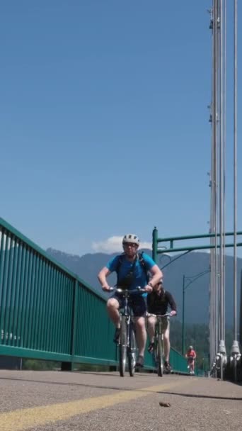 バンクーバー カナダ 2023 ライオンゲート サイクリスト リラックス 観光客 垂直ビデオ 高品質のフルHd映像 — ストック動画