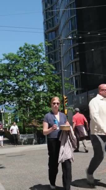バンクーバー カナダ 2023 都市生活 夏の晴れた日 人々は道路を渡ります 垂直ビデオ 高品質のフルHd映像 — ストック動画