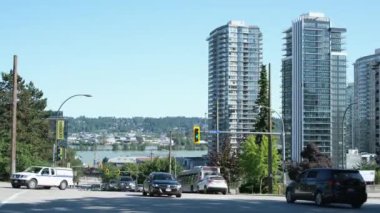 Vancouver, Kanada 06.07.2023 sokağı, yüksek binaların arka planında araba trafiği. Yüksek kalite 4k görüntü