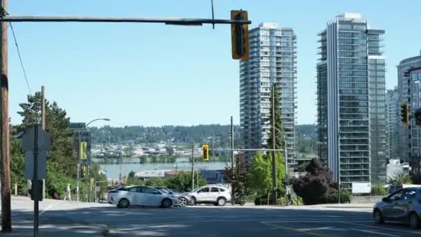 温哥华 加拿大 2023街 高楼背景下的汽车交通 高质量的4K镜头 — 图库视频影像