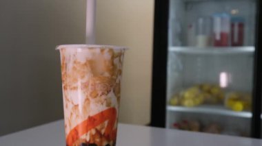  Coco 'dan esmer şekerden yapılan Bubble Tea içeceği. Vancouver Canada 05.05.2024, yüksek kaliteli 4k görüntü
