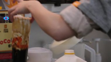  Coco 'dan esmer şekerden yapılan Bubble Tea içeceği. Vancouver Canada 05.05.2024, yüksek kaliteli 4k görüntü