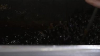  Kahverengi şekerden yapılan Bubble Tea içeceği, Coco 'dan karışık tapyoka. Vancouver Kanada, yüksek kalite 4K görüntü