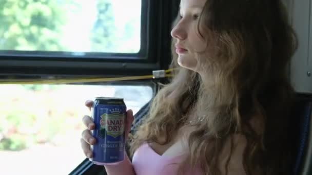 Κορίτσι Πίνοντας Κανάδα Ξηρό Τζίντζερ Ale Κατασκευασμένο Από Πραγματικό Τζίντζερ — Αρχείο Βίντεο