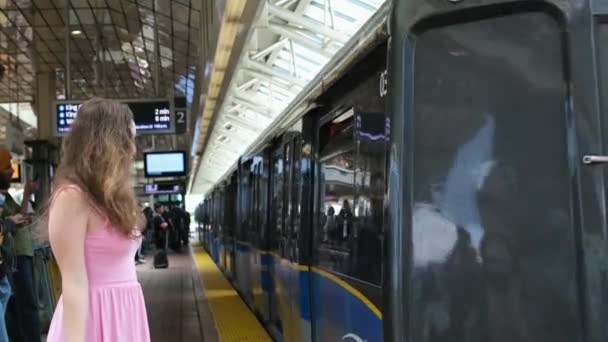 Kanada Vancouver 2024 Girl Vancouver Melihat Kereta Lewat Mobil Terbang — Stok Video