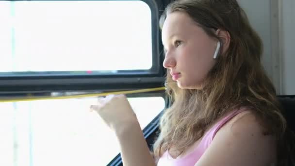 Dziewczyna Umieszcza Słuchawki Słuchając Wiadomości Audio Muzyki Słuchać Piosenek Podcastów — Wideo stockowe