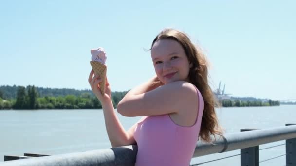 Junge Hübsche Brünette Frau Die Auf Einer Sommerstraße Eine Eiscreme — Stockvideo